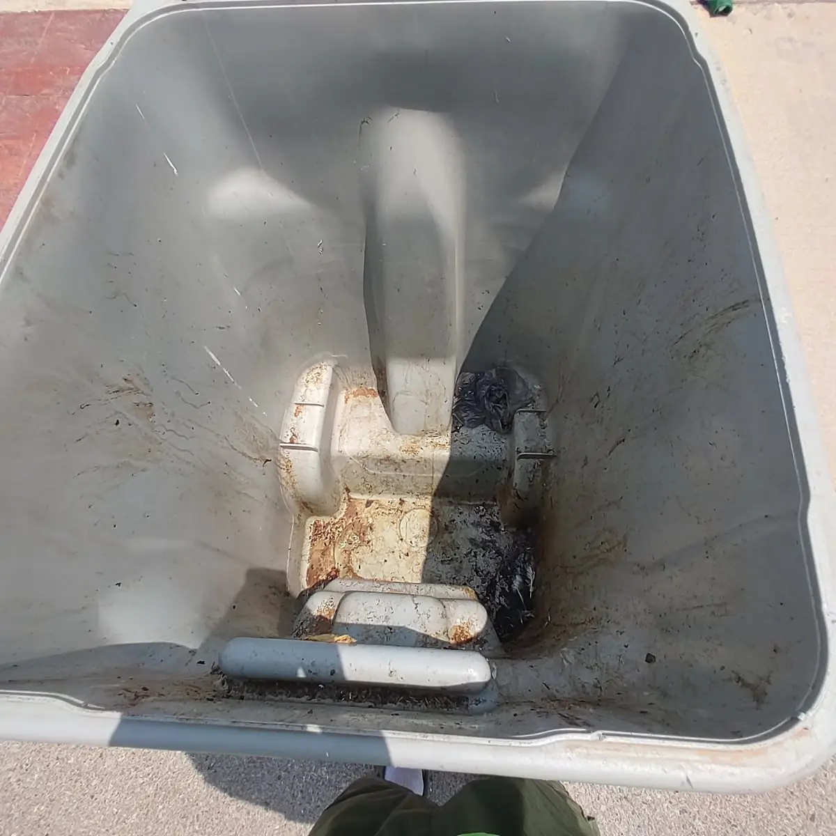 Very Gunky Trash Bin