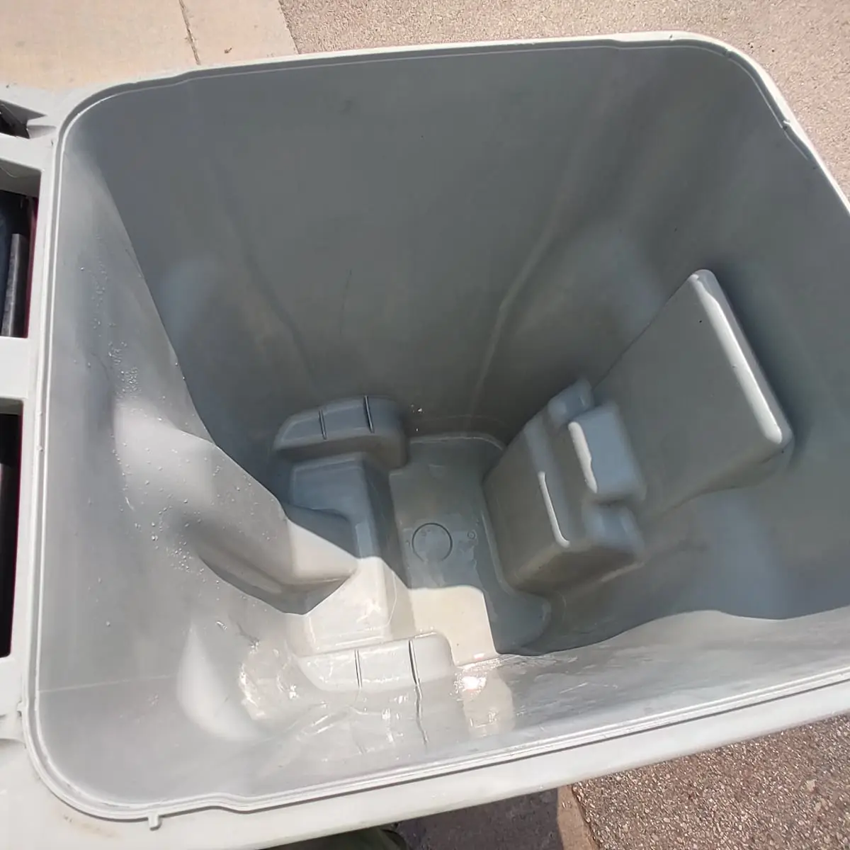 Very clean trash bin